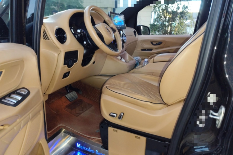 奔驰 威霆 2021款 2.0T 精英版 7座中控内饰20