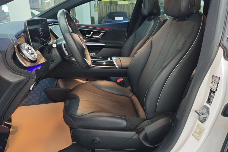 奔驰EQE 2022款 350 豪华版中控内饰19