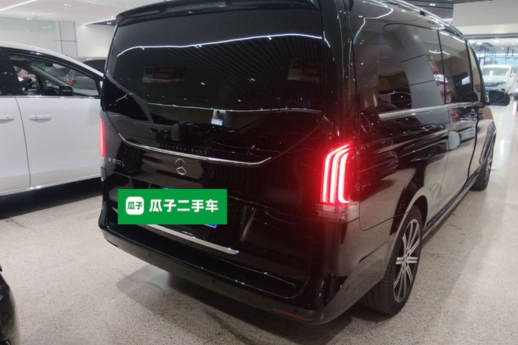 奔驰V级 2024款 V 300 L 长轴距尊贵版车身外观7