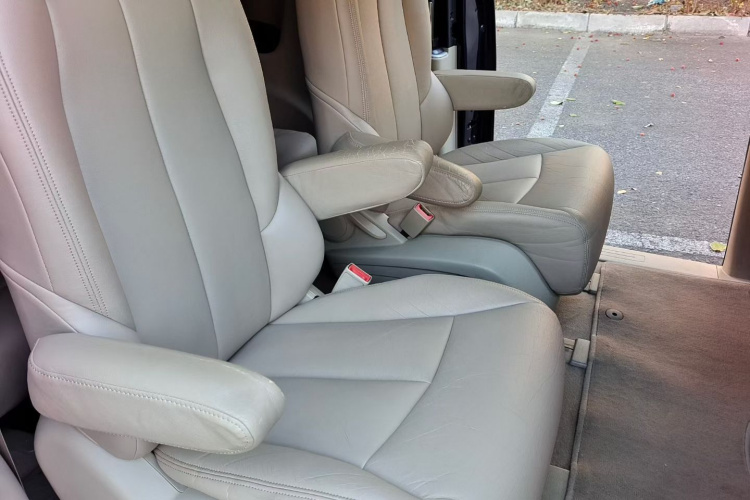 别克GL8 2017款 25S 舒适型 国V中控内饰7001