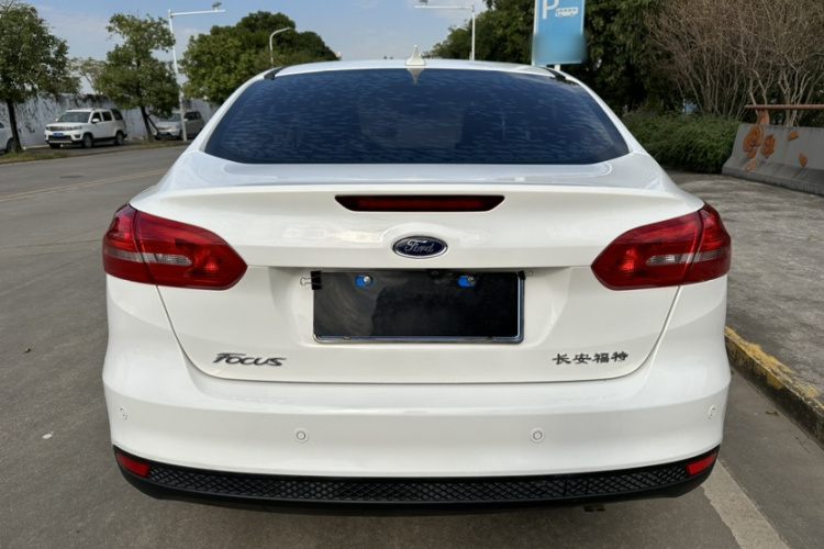 福特 福克斯 2017款 三厢 1.6L 自动风尚型智行版车身外观6005