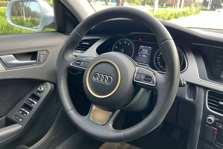 奥迪A4L 2016款 35 TFSI 典藏版 自动标准型中控内饰7005