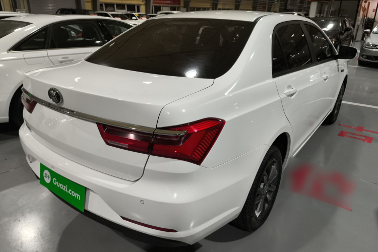 比亚迪 秦 2019款 1.5L 自动豪华型车身外观7