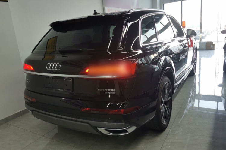 奥迪Q7 2022款 55 TFSI quattro S line运动型车身外观7