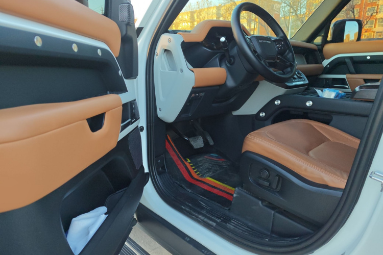 路虎卫士 2023款 改款 110 3.0T P400 暗黑特别版中控内饰7004