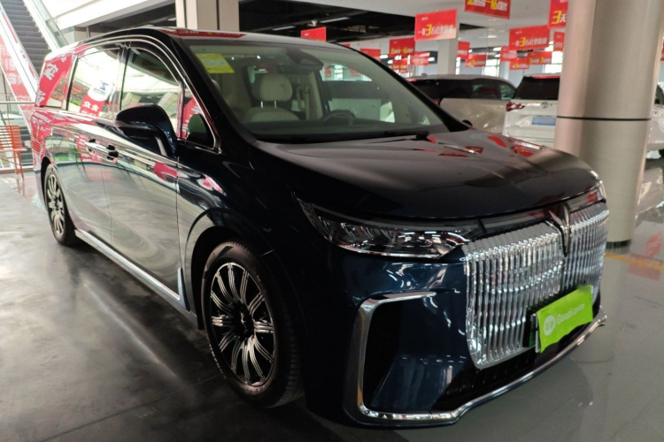 岚图汽车 岚图梦想家 2025款 EV 四驱旗舰鲲鹏版车身外观3