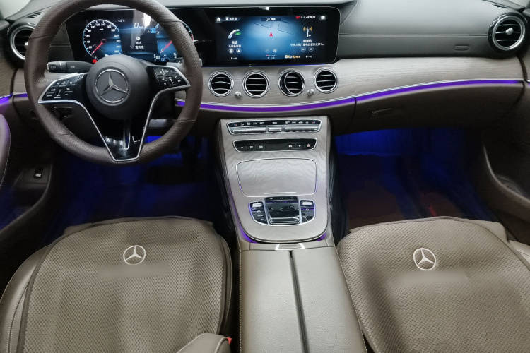 奔驰E级 2022款 改款 E 300 L 时尚型中控内饰12
