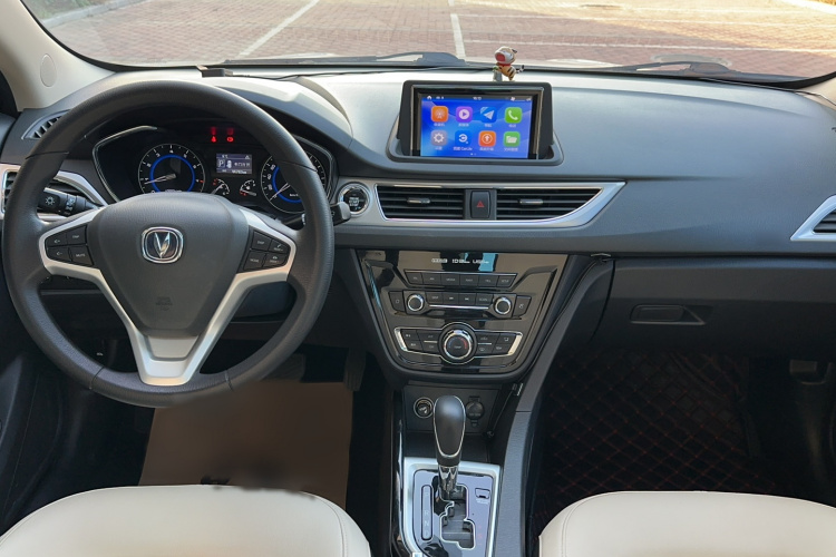 长安 悦翔V7 2016款 1.6L 自动乐享型 国V中控内饰7003