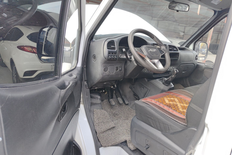 江铃 特顺 2021款 2.8T空间王金牛款短轴中高顶6座柴油国VI JX493中控内饰20