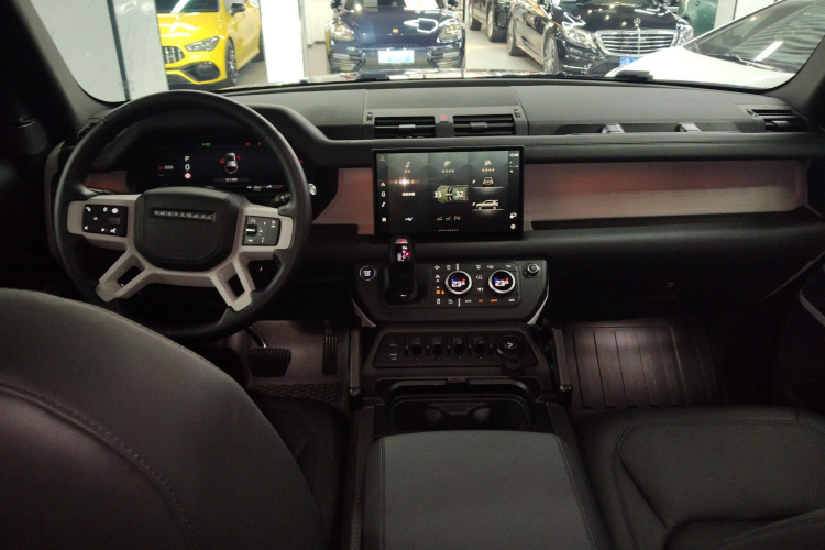 路虎卫士 2024款 110 3.0T P400 暗黑特别版中控内饰12
