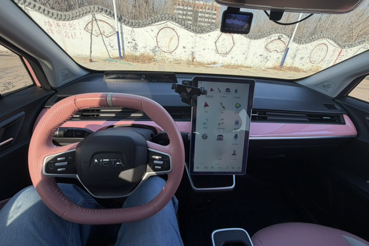 哪吒汽车 哪吒V 2022款 潮 400 Lite 粉色定制款中控内饰7005