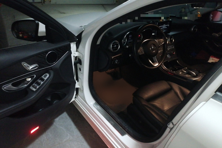 奔驰C级(进口) 2017款 改款 C 180 旅行轿车中控内饰7003