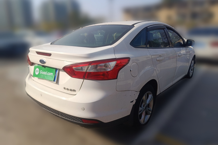 福特 福克斯 2012款 三厢 1.6L 自动风尚型车身外观7