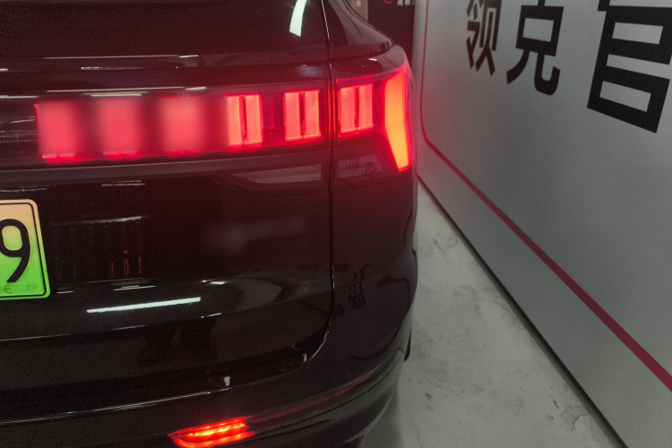 领克09 EM-P 2024款 2.0TD EM-P 四驱PRO 七座车身外观9