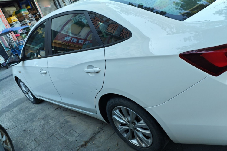 别克 英朗 2021款 改款 典范 1.5L 自动精英型车身外观4