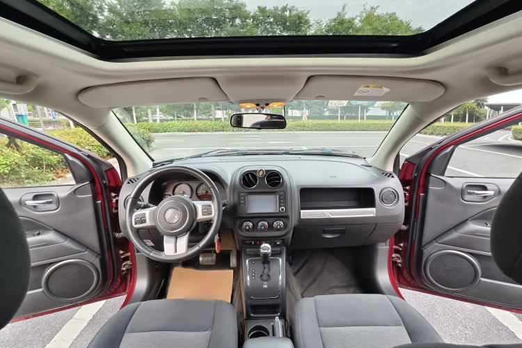 Jeep 指南者(进口) 2014款 改款 2.0L 两驱进取版中控内饰7011