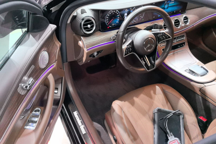 奔驰E级 2023款 改款 E 300 L 时尚型中控内饰20