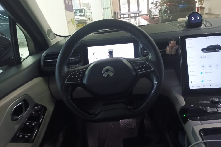 蔚来ES8 2018款 355KM 基准版 七座版中控内饰13