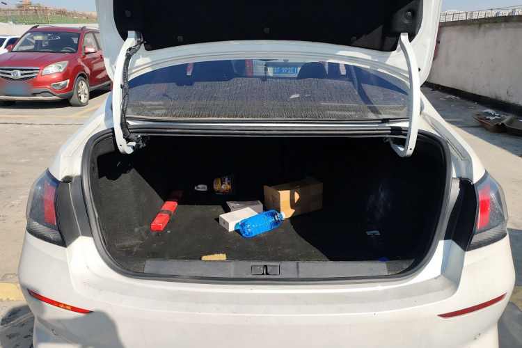 标致408 2019款 230THP 自动豪华版 国VI机舱底盘23