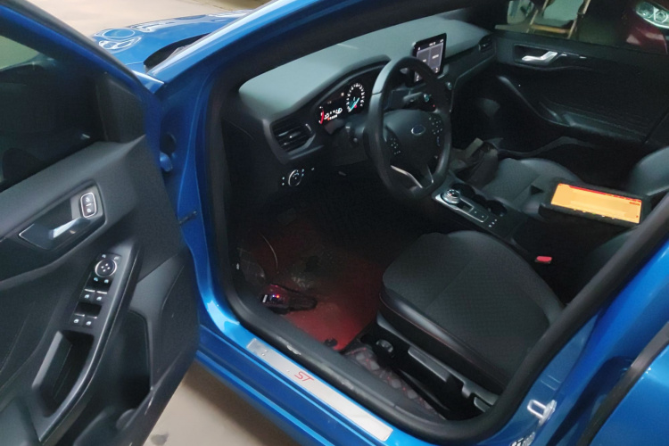 福特 福克斯 2020款 三厢 EcoBoost 180 自动ST Line中控内饰20