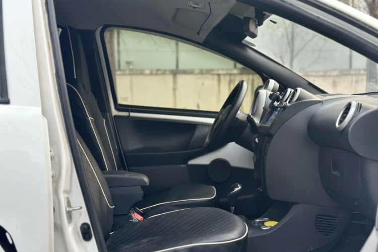 比亚迪F0 2015款 1.0L AMT 铉酷型中控内饰7008