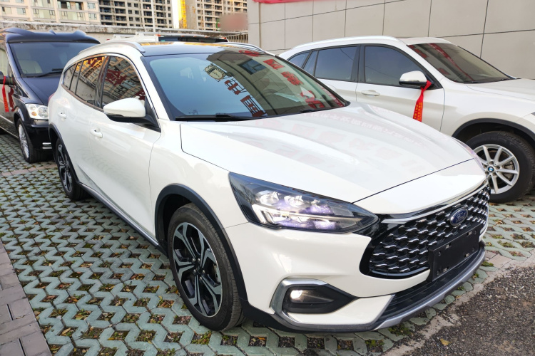 福特 福克斯 2021款 猎装版 EcoBoost 180 自动猎潮型车身外观3