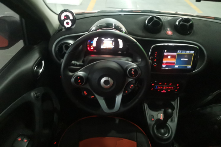 smart forfour 2018款 0.9T 66千瓦先锋版中控内饰13