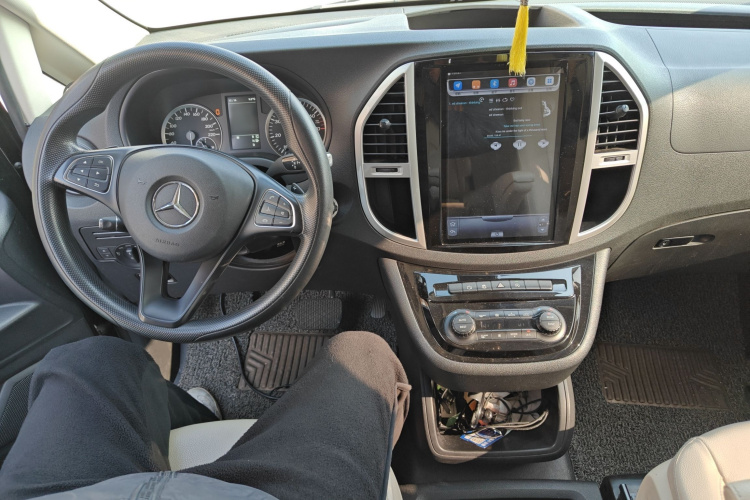 奔驰 威霆 2018款 2.0T 精英版 7座 国V中控内饰7002