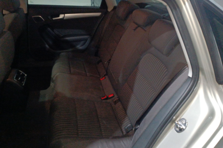 奥迪A4L 2015款 35 TFSI 自动标准型中控内饰7004