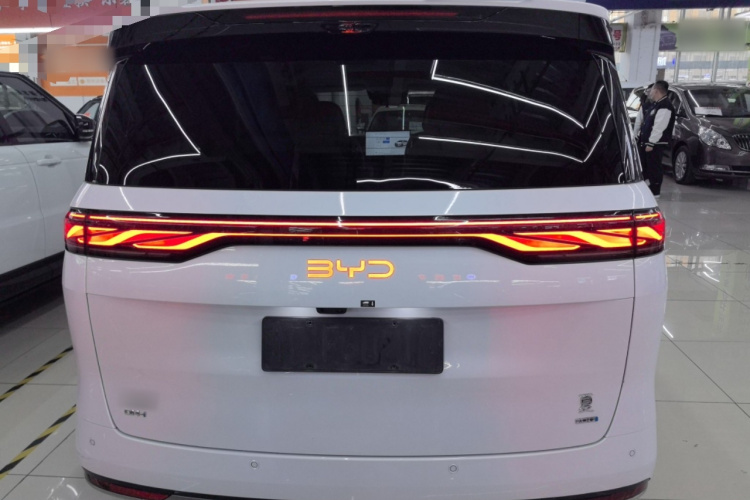 比亚迪 夏 2025款 DM-i 1.5T 180km 超越型车身外观6