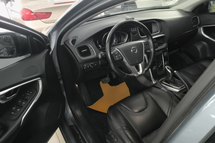 沃尔沃V40 2019款 T3 智逸版中控内饰20