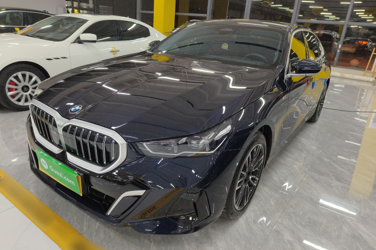 宝马5系 2024款 525Li M运动套装车身外观1