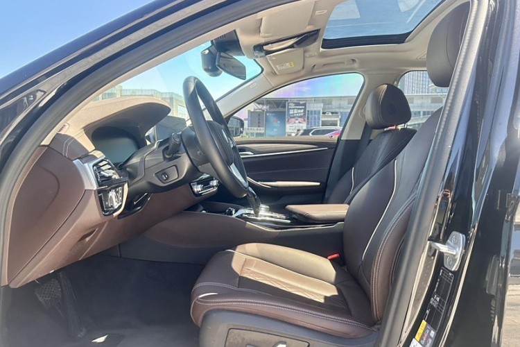 宝马5系新能源 2020款 里程升级版 530Le 豪华套装中控内饰7006