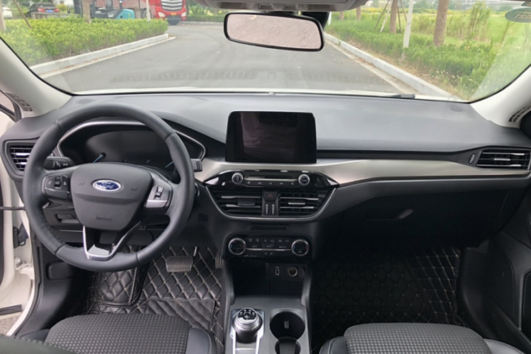 福特 福克斯 2020款 三厢 EcoBoost 180 自动锋潮型中控内饰7002