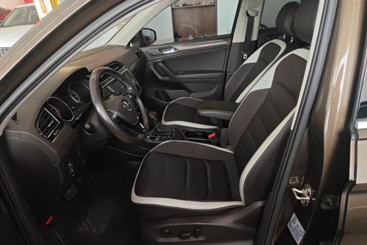 大众 途观L 2018款 330TSI 自动两驱豪华版中控内饰19