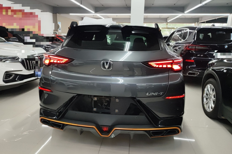 长安UNI-T 2022款 1.5T 运动版 尊贵型车身外观6004