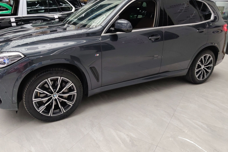 宝马X5(进口) 2021款 xDrive40i M运动套装车身外观4