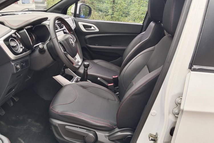 中华V3 2015款 1.5L 手动智能型中控内饰7005