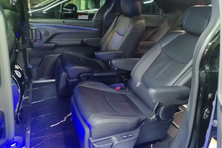 丰田 赛那SIENNA 2021款 2.5L混动 尊贵版中控内饰7004