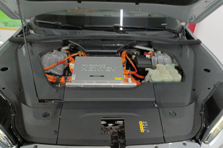 蔚来ES8 2020款 580KM 签名版 六座版机舱底盘24