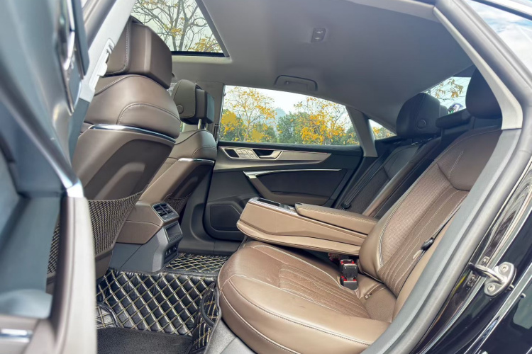 奥迪A7L 2022款 45 TFSI quattro S-line 见远型流晶套装中控内饰7003