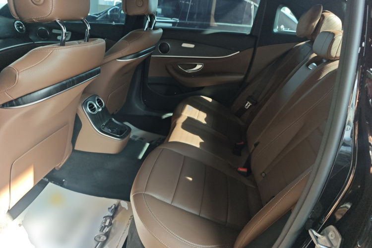 奔驰E级 2023款 改款 E 300 L 运动时尚型中控内饰7004