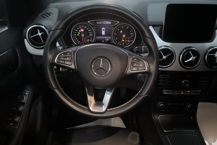 奔驰B级 2017款 B 200 动感型中控内饰13