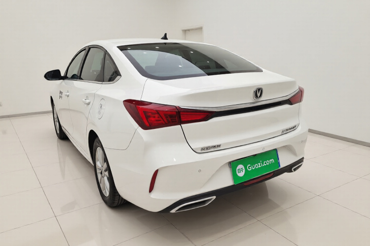 长安 逸动 2022款 PLUS 1.6L GDI 手动精英型车身外观5