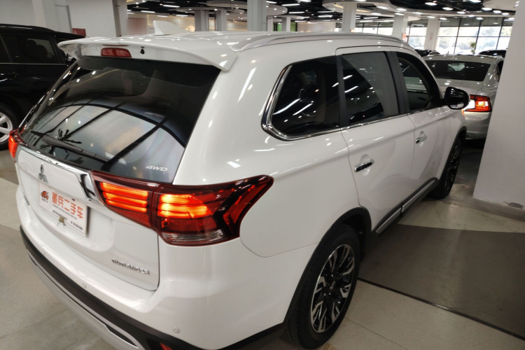 三菱 欧蓝德 2019款 2.4L 四驱致享版 5座 国VI车身外观6005