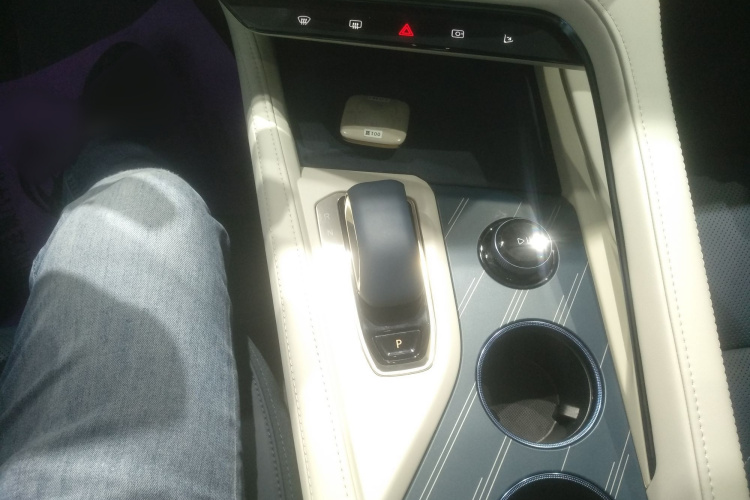 极氪001 2025款 WE版 100kWh 后驱局部细节18