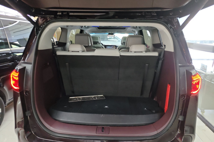 别克GL8 2022款 Avenir艾维亚 七座亲礼版机舱底盘23