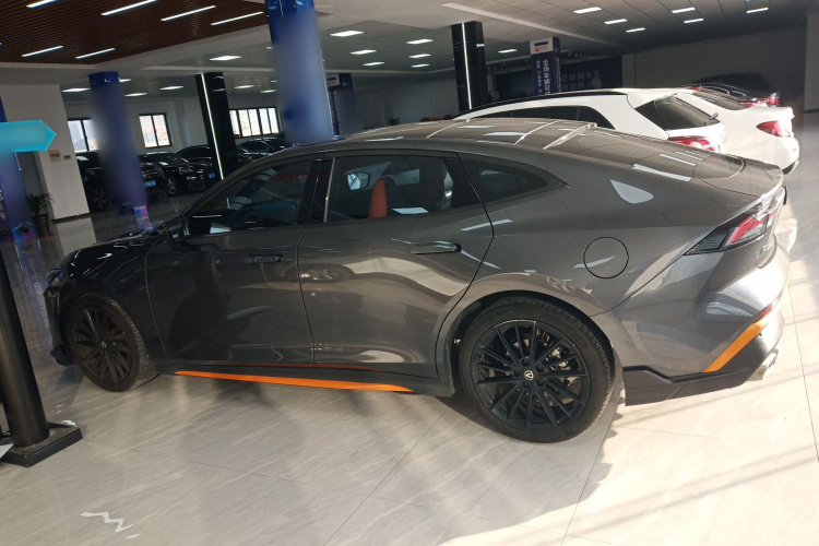 长安UNI-V 2024款 1.5T 尊贵运动型车身外观4