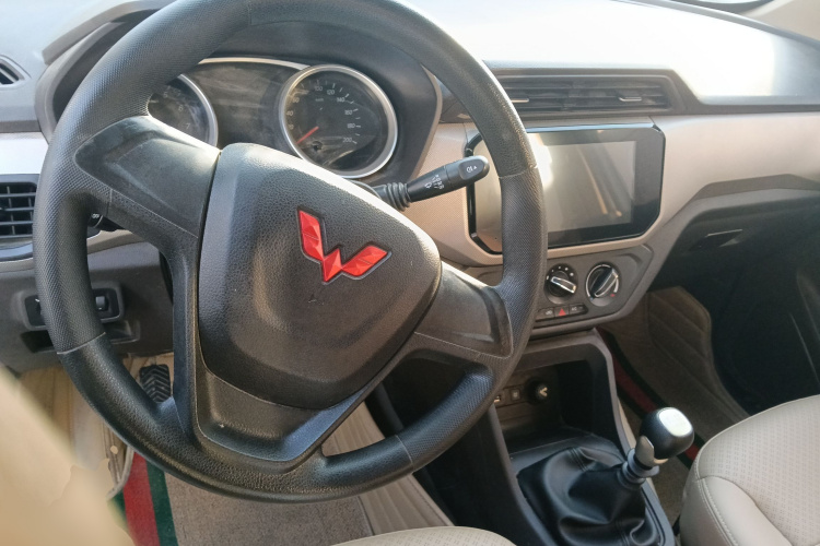 五菱汽车 五菱宏光 2021款 1.5L改款 S舒适型 液压助力LAR中控内饰12