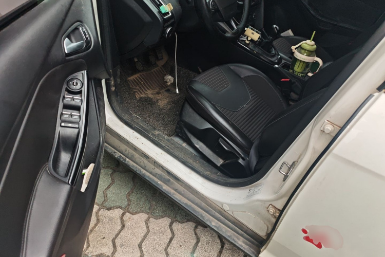 福特 福克斯 2017款 三厢 1.6L 手动风尚型智行版中控内饰20